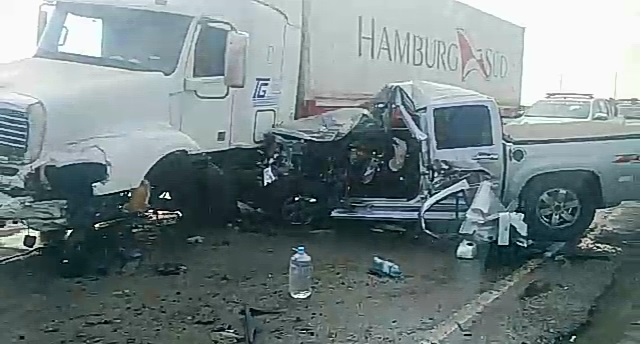 Nuevo Chimbote: 2 heridos de gravedad en violento choque entre un tráiler y una camioneta en la Panamericana Norte