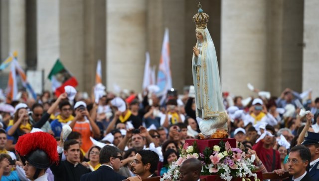 El papa ora por el mundo ante la Virgen de Fátima en San Pedro(Video)