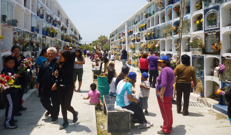 Chimbote: Cientos acuden al cementerio para visitar a sus muertos