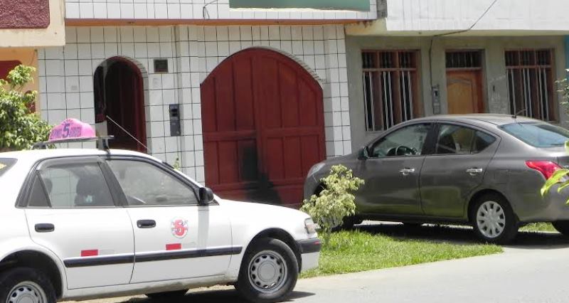 Queman portón de la casa de un empresario que no cedió a extorsiones