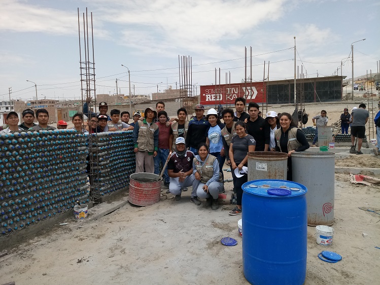 Futura vivienda ecológica hecha con botellas plásticas está en 60% de avance