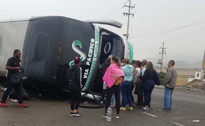 Llovizna habría ocasionado despiste y volcadura de bus en la Panamericana Norte en Guadalupito