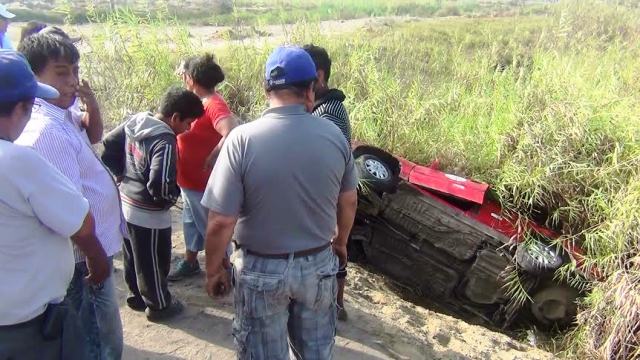 Auto se volcó a pantanos de Villa María