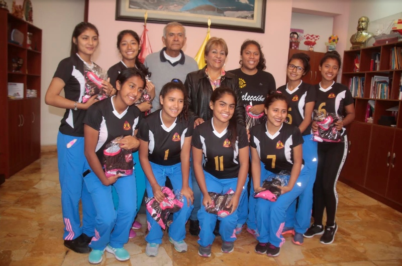 Voleibolistas de Chimbote reciben uniformes y pasajes para asistir a torneo regional en Huaraz