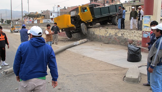 Se vaciaron frenos de volquete municipal y casi ocasiona una tragedia