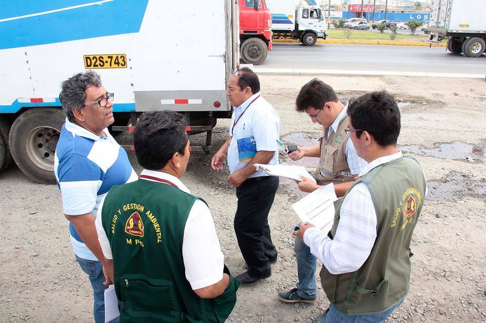 Chimbote: multan a vehiculos por contaminar vía pública con zanguaza