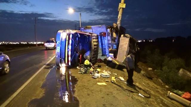 Nuevo Chimbote: camión que transportaba petróleo se volcó en puente Lacramarca