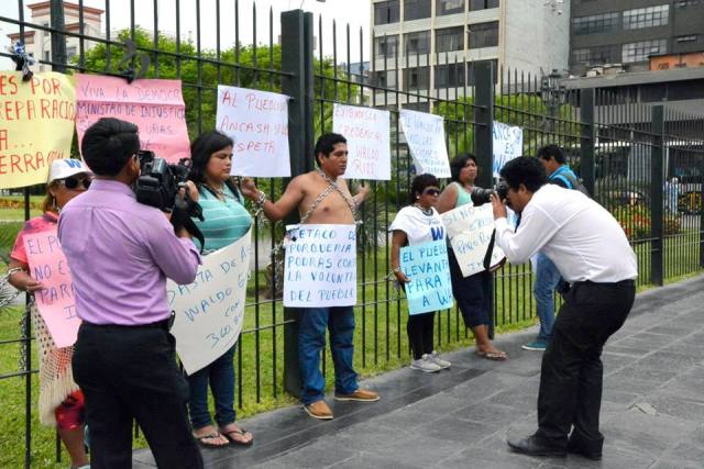 Seguidores de Waldo Ríos se encadenan en el JNE para exigir la credencial de su líder