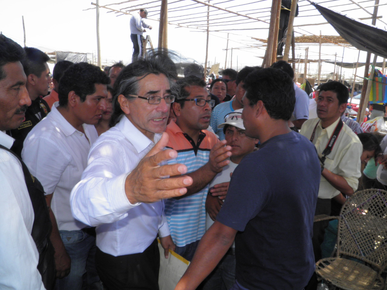 Chimbote: Waldo Ríos promete ayuda a comerciantes de mercado Dos de Mayo 