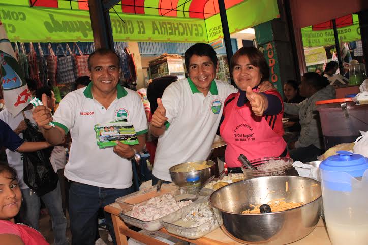  Comerciantes de mercado Buenos Aires reciben a candidato Walter Soto