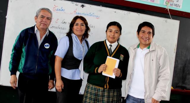 Alumnas de colegio San Luis que irán a feria científica en Colombia recibieron aporte de candidato