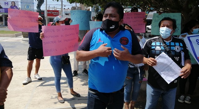 Pescadores artesanales de Chimbote arrojan huevos a Produce y exigen salida de director