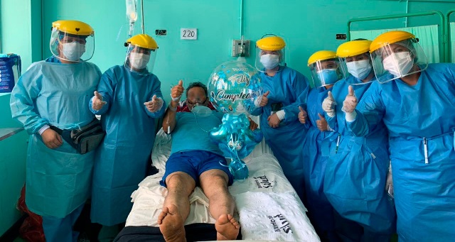 Enfermeras celebran cumpleaños de paciente con COVID-19 en Hospital de Nuevo Chimbote