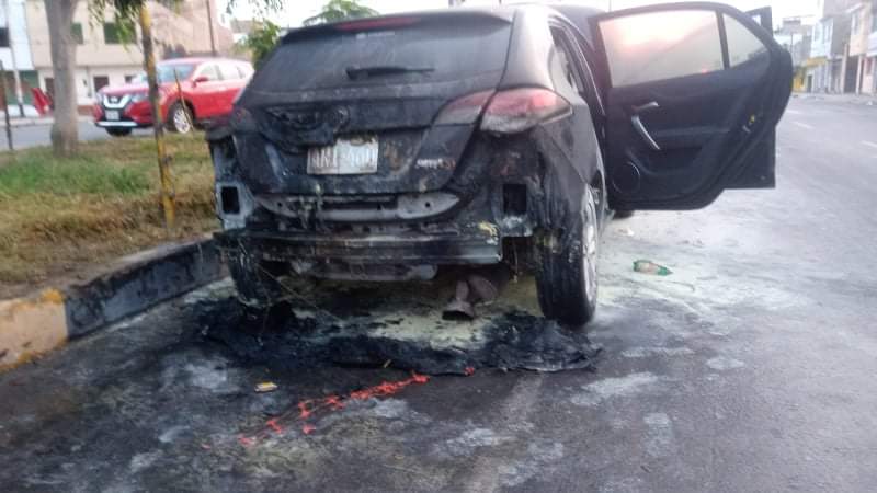 En extrañas circunstancias incendian camioneta de futbolista Josimar Vargas en Chimbote