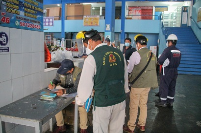 Exhortan a comerciantes de mercado de peces a implementar láminas protectoras y evitar contacto con clientes