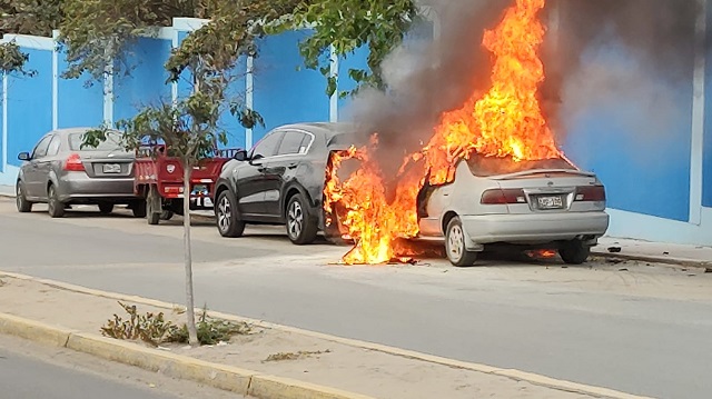 Automóvil se prende en llamas a un costado del Hospital III de EsSalud en Chimbote