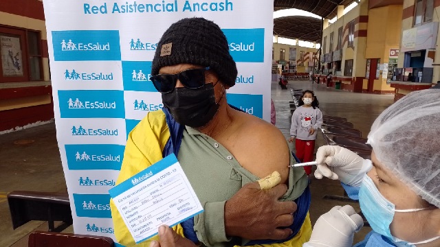 Instalan punto de vacunación contra el covid-19 en terminal terrestre de Chimbote