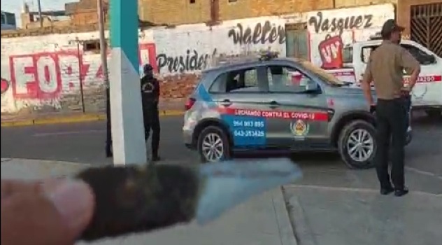 Desalojan a sujetos del malecón Grau de Chimbote, portaban cuchillo y réplica de revólver