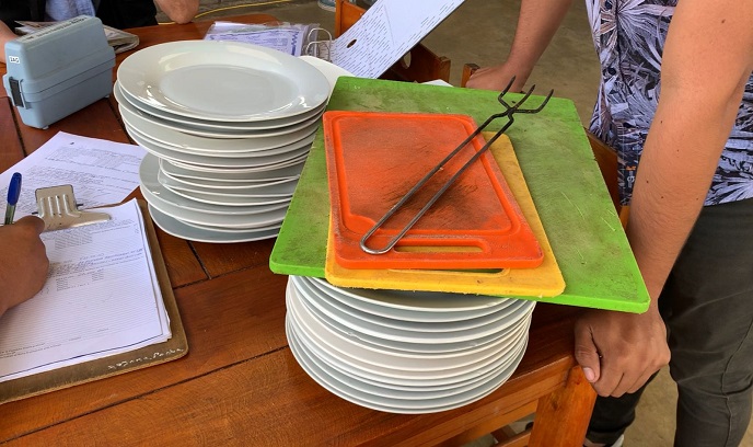 Multan a propietario de restaurante La Fontana por uso de utensilios de cocina en estado antihigiénico 