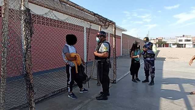 Madre valiente atrapa a ladrón que le robó el celular a su hija en Nuevo Chimbote