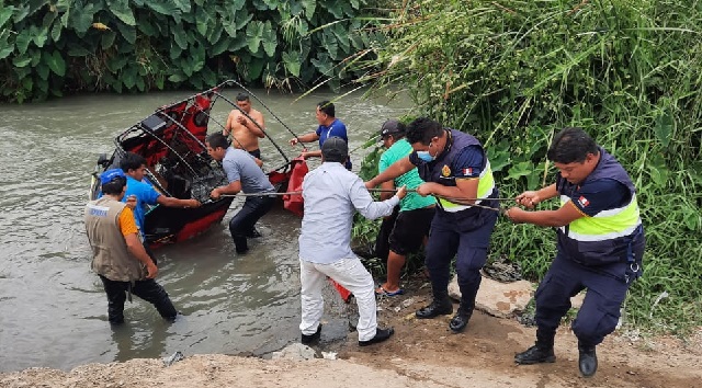 Salvan la vida a mototaxista que cayó al río Lacramarca en Chimbote