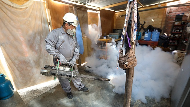 Este 5 y 6 de abril realizarán jornada nacional de fumigación contra el dengue en 8 regiones  