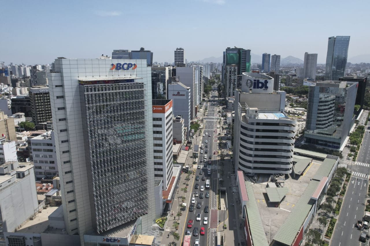 Perú crecerá 2.7% este año y 2.4% en el 2025