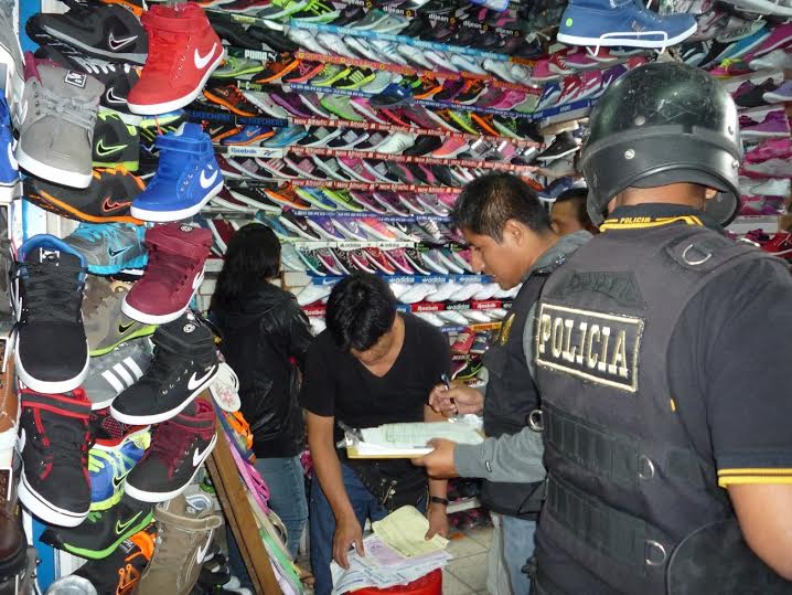 Incautan zapatillas de contrabando en mercado modelo de Chimbote