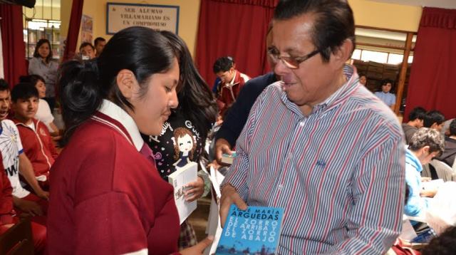 Entregan ejemplares de “El zorro de arriba y el zorro de abajo” en IE Villa María