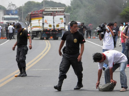agricultores-bloquean-panamericana-casma.policia1g